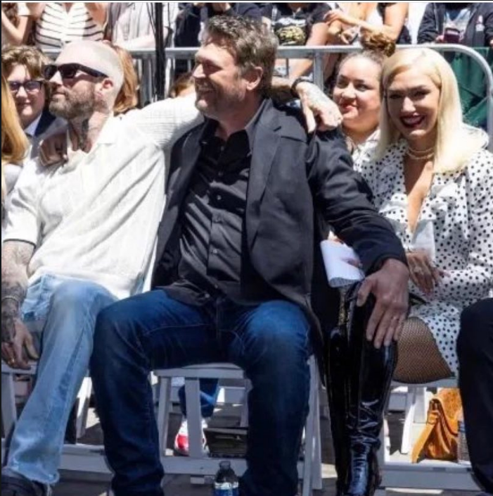 laumaroon's tweet image. Blake Shelton y sus dos esposas 😂😂