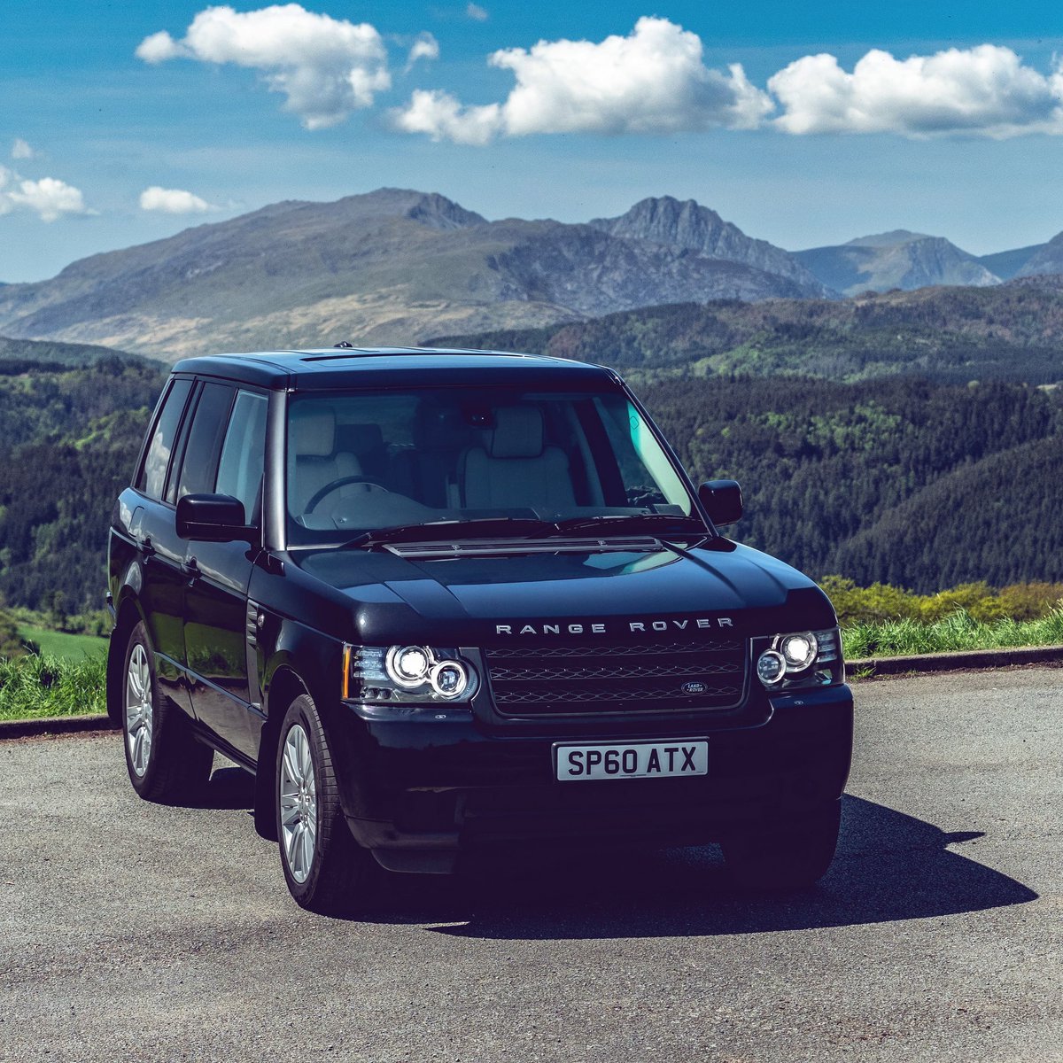 Clear Snowdonian skies are easier to find during Spring &amp; Autumn months, especially the mornings

#5SpeedAutomotive #LandRover #TDV8 #L322 #RangeRover #landroverphotoalbum #inkyenston #landroverevolved #Snowdonia