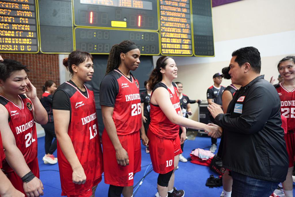 erickthohir's tweet image. Selamat untuk Tim Basket Putri Indonesia yang berhasil mencetak sejarah di SEA Games.

Penantian emas selama 64 tahun akhirnya usai dan ini tidak lepas dari kerja keras seluruh pihak.