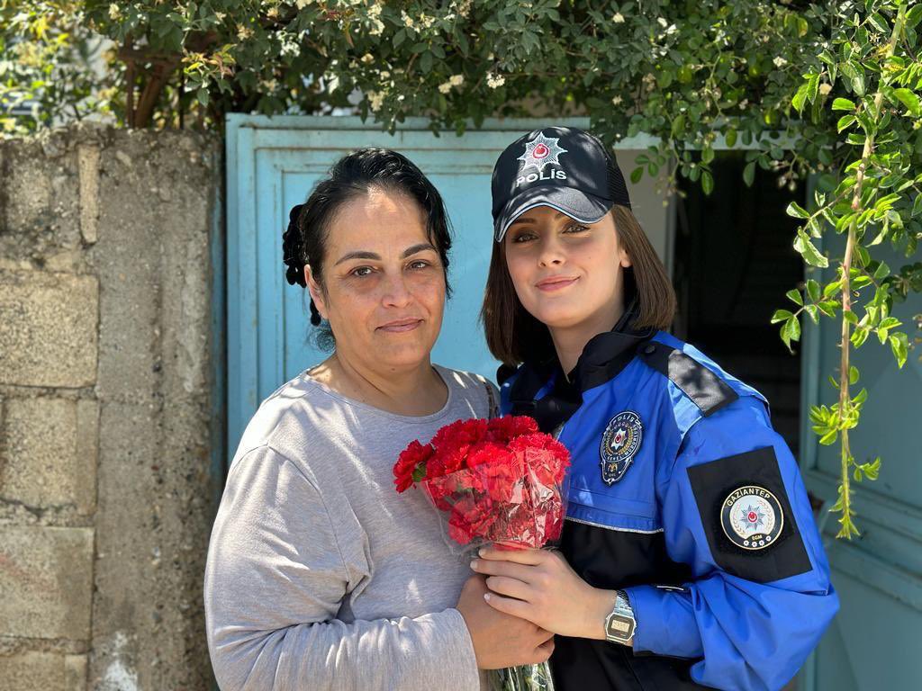 Onların bir evladı da biziz 💐

Karşılıksız sevgileri ve fedakârlıklarıyla her zaman baş tacımız olan tüm annelerimizin #AnnelerGünü kutlu olsun.