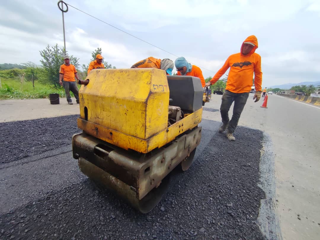 CaraboboGB's tweet photo. Equipos de Operaciones Viales de #Invialca mantienen desplegado un dispositivo especial para la rehabilitación y mantenimiento de la Autopista Centro Occidental “Cimarrón Andresote”, importante arteria que interconecta a los estados Carabobo y Yaracuy en el centro del país. https://t.co/47Uvd8mXAu
