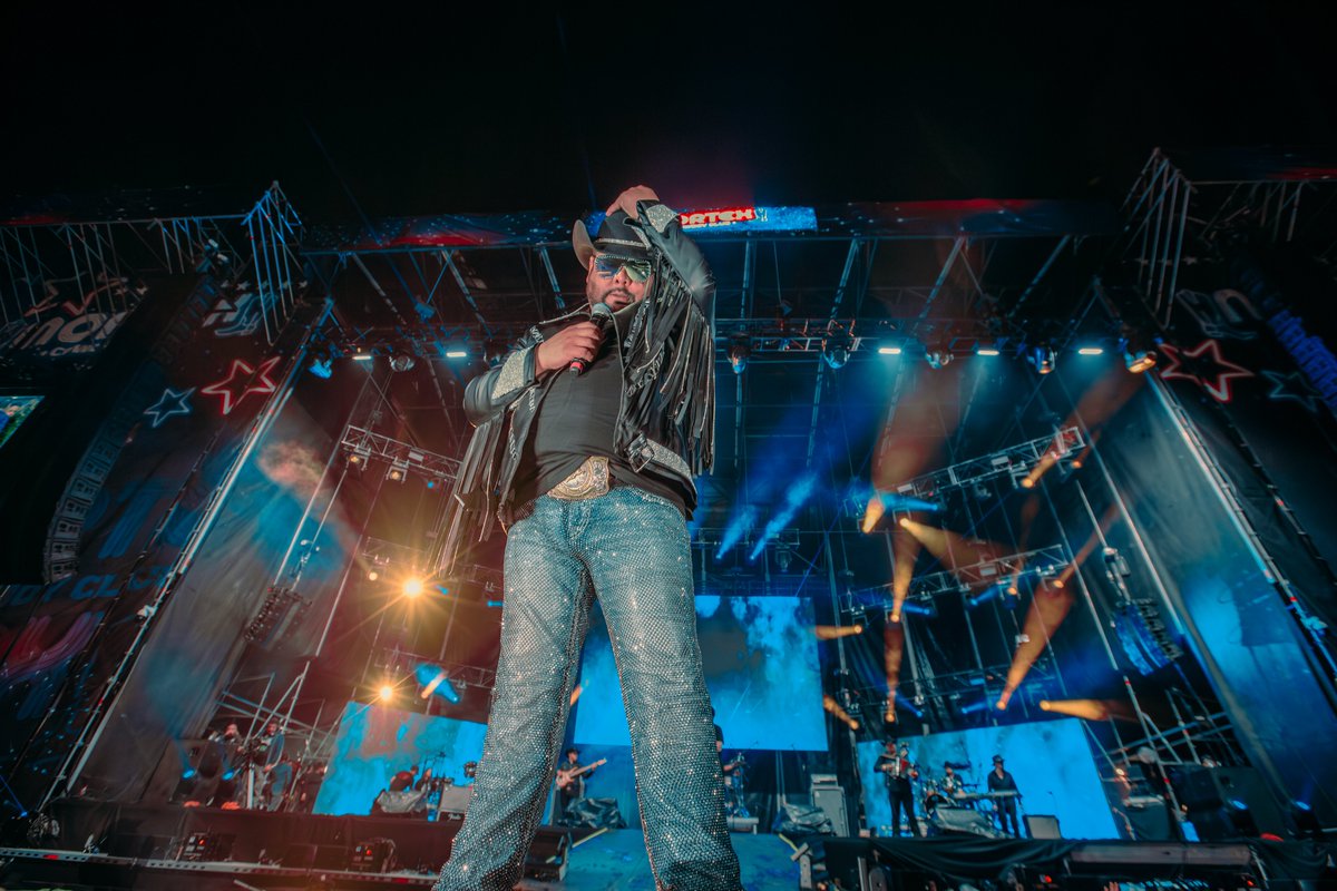 NortexFestival's tweet photo. ¡Esto solo se vive en #Nortex! @DavidOlivarezTX hasta se trajo el mariachi ❤️🔥 Y la mamá vaquera afortunada gozo este momento especial 🤠 https://t.co/WfHf3Binrn