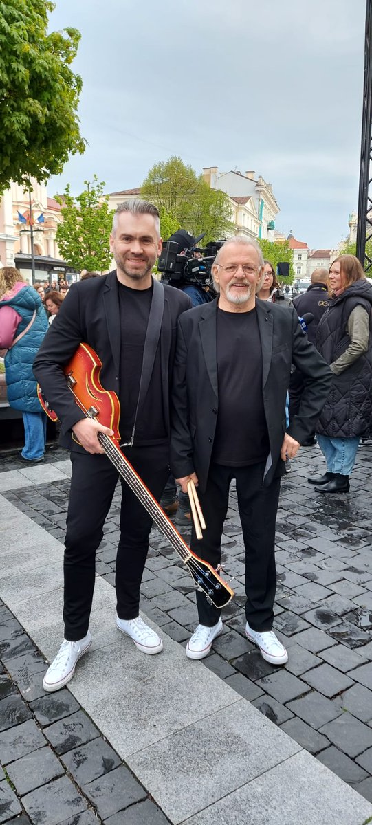 20 lat razem 🙂 Sekcja rytmiczna zespołu Czerwone Gitary 🙂 Arkadiusz Wiśniewski i Jerzy Skrzypczyk 🙂 <a href="/arekwisniewski5/">Arkadiusz Wiśniewski</a> #czerwonegitary #jerzyskrzypczyk #arkadiuszwisniewski  
#Eurovision2023