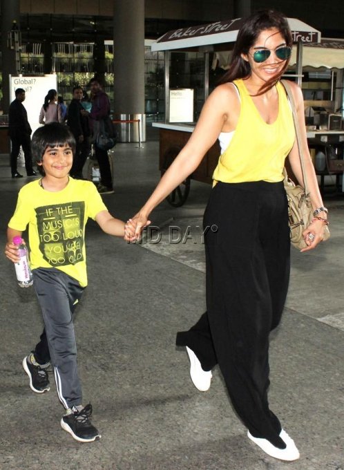 AyaanHashmiFC's tweet photo. #HappyMothersDay 💕 @parveenshahani 

#AyaanHashmi #EmraanHashmi https://t.co/H49X6ncJC1