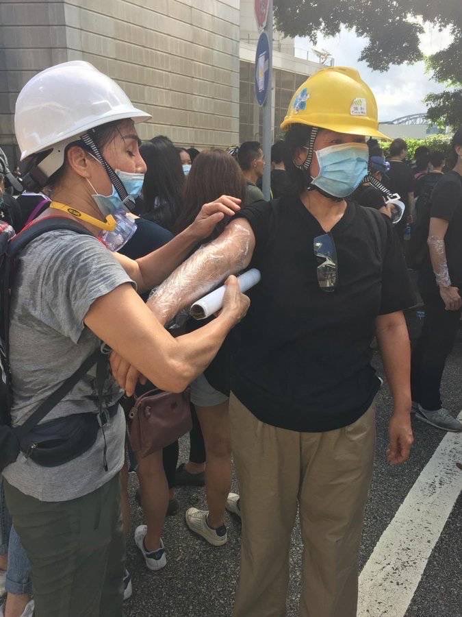 Genghe1's tweet photo. 香港妮可⁦@Hk60740379Hk⁩ 回大陆探母被中共抓捕。在港期间我跟随妮可多次参加香港抗争活动。实在不敢相信她出事，真希望这是假消息。也很抱歉没能拦住她探亲。 https://t.co/WtaqZMEsEq