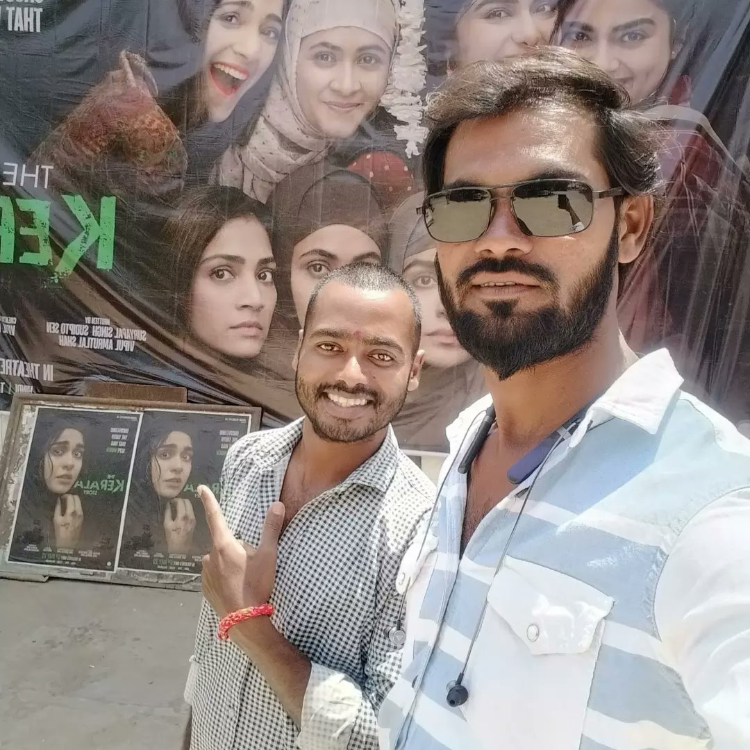 AkshayRTotawar7's tweet photo. हर भारतीय को ये मूवी जरूर देखनी चाहिए
every hindu's should watch it 
#TheKeralaStory एक मणक्याला थंडावा देणारी, सत्यकथेपूर्वी कधीही न सांगितलेली – भारताविरुद्ध रचले गेलेले एक धोकादायक षड्यंत्र उघड करणे. केरळ कथा हे केरळच्या विविध भागांतील तीन तरुण मुलींच्या सत्यकथांचे संकलन आहे. https://t.co/p1oyEUhBIW