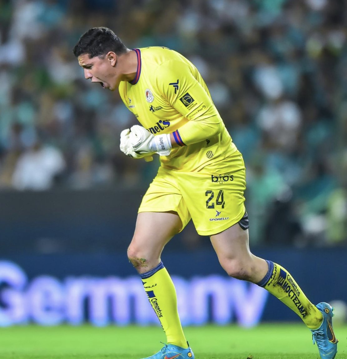 InvictosSomos's tweet photo. Contra León, en el repechaje, firmó 7 atajadas. Ante el América, en la eliminatoria de cuartos de final, hizo 19 atajadas. Tiene 25 años de edad, mide 1.92m, es muy buen atajador y demostró una personalidad inmensa en esta Liguilla. Pese al error en el último gol del América, Andrés Sánchez no puede volver a ser tercer portero bajo ninguna circunstancia. Titular sí o sí a partir del próximo torneo. POTENCIAL. 

📷 @AtletideSanLuis