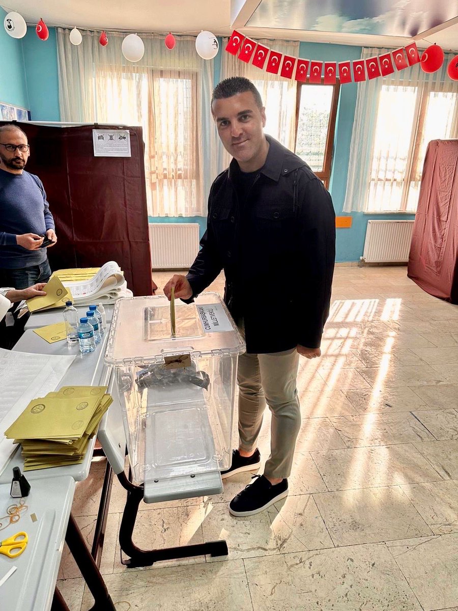 Son sözü milletin söylediği bu gün de, oyumuzu kullandım.
Seçim gününün gerginlikten uzak, sevgi ve saygı ortamında geçmesini diliyorum.