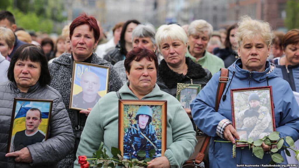 EuromaidanPress's tweet photo. Today is Mother's Day in Ukraine.

We thank them for their care, love and understanding, and particularly bow our heads before all the mothers who have made the ultimate sacrifice, sending their sons and daughters to defend their country.

#MothersDay 
#StandWithUkraine https://t.co/ZEEuWDbE48