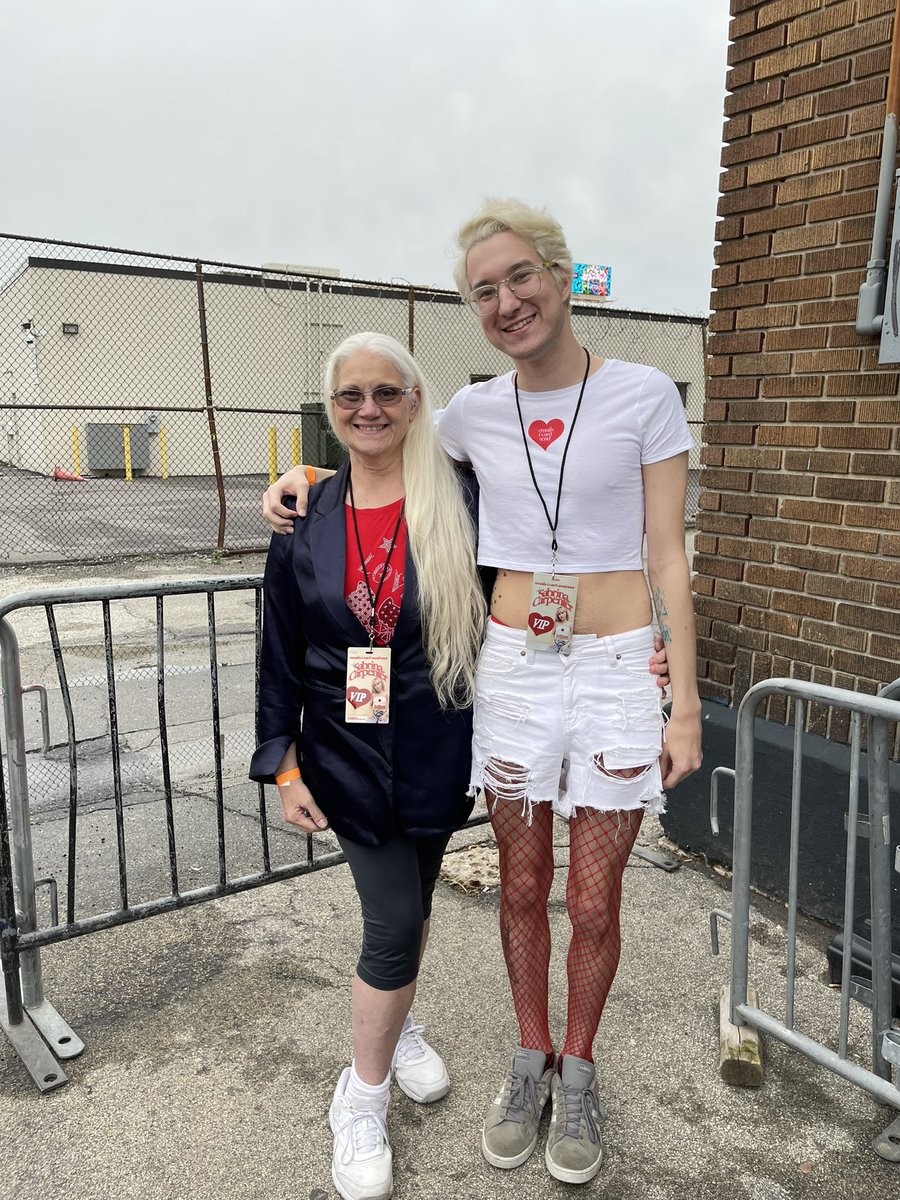 disneyprincexo's tweet photo. I took my mom to the @SabrinaAnnLynn show in Philly tonight and we had a blast, also she made eye contact with me so much because I was the tallest person in the pit. I LOVE HER SO MUCH😭 #EICSPhiladelphia #EICSTour #sabrinacarpenter https://t.co/Y0w0CiMDKx