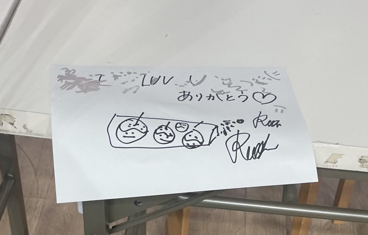 xp_runndy's tweet photo. Photogenic MV 200万回再生おめでとう

本日もリリイベ楽しませていただきましたぁ

次はいつ会えるだろう…

サイン会前にテーブルに置かれたみんなのサインを撮りました
見にくくてごめんね

#MOONCHILD https://t.co/yfhzpchd29