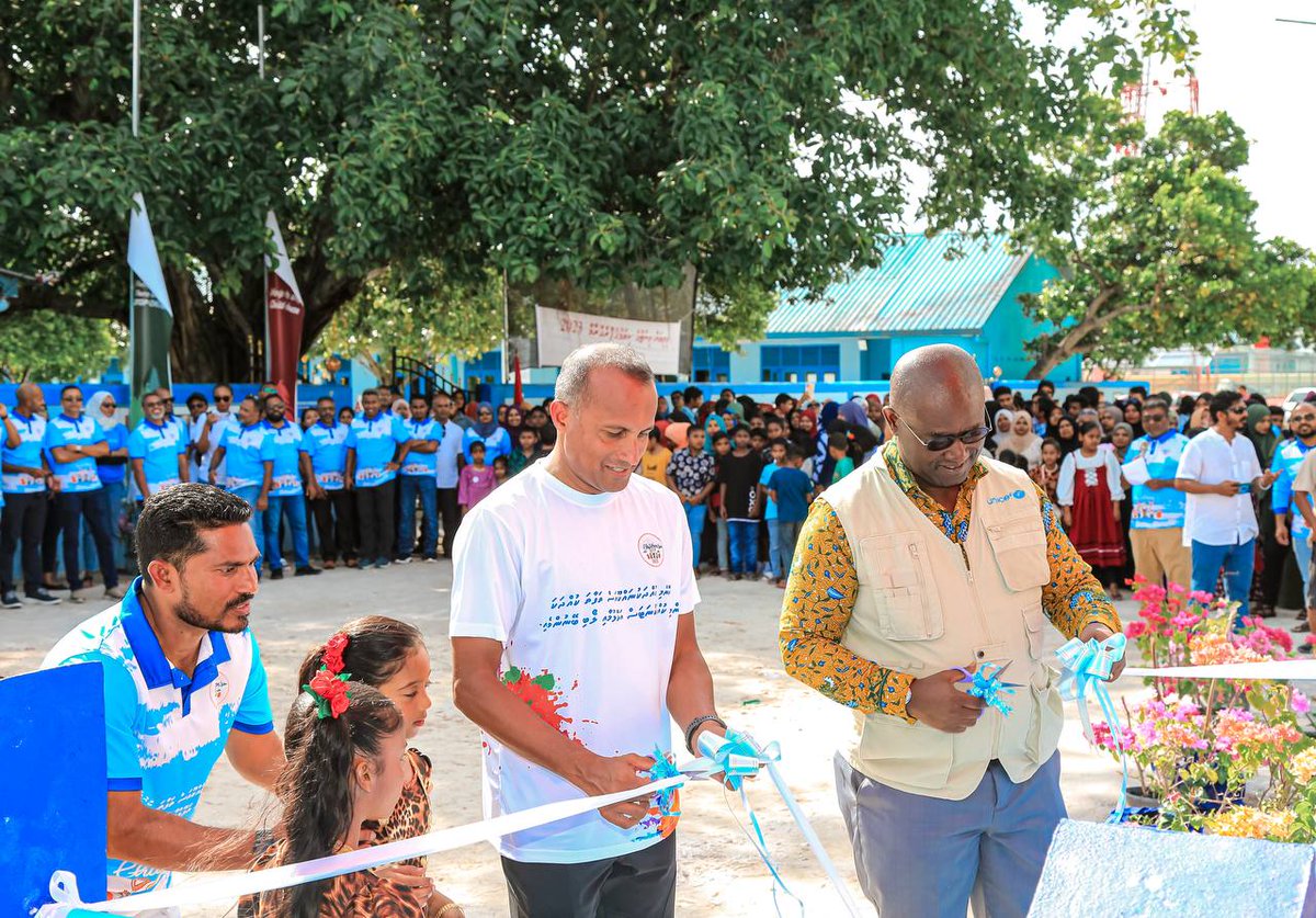 PoliceMv's tweet image. 📷 Launching of the Awareness Billboards in GA. Gemanafushi! Together with #ProjectGuardian &amp;amp; @UNICEFMaldives, we are raising awareness on child-related issues within the community. Let&apos;s make #ChildrensDay2023 a reminder that protecting our children is everyone&apos;s responsibility