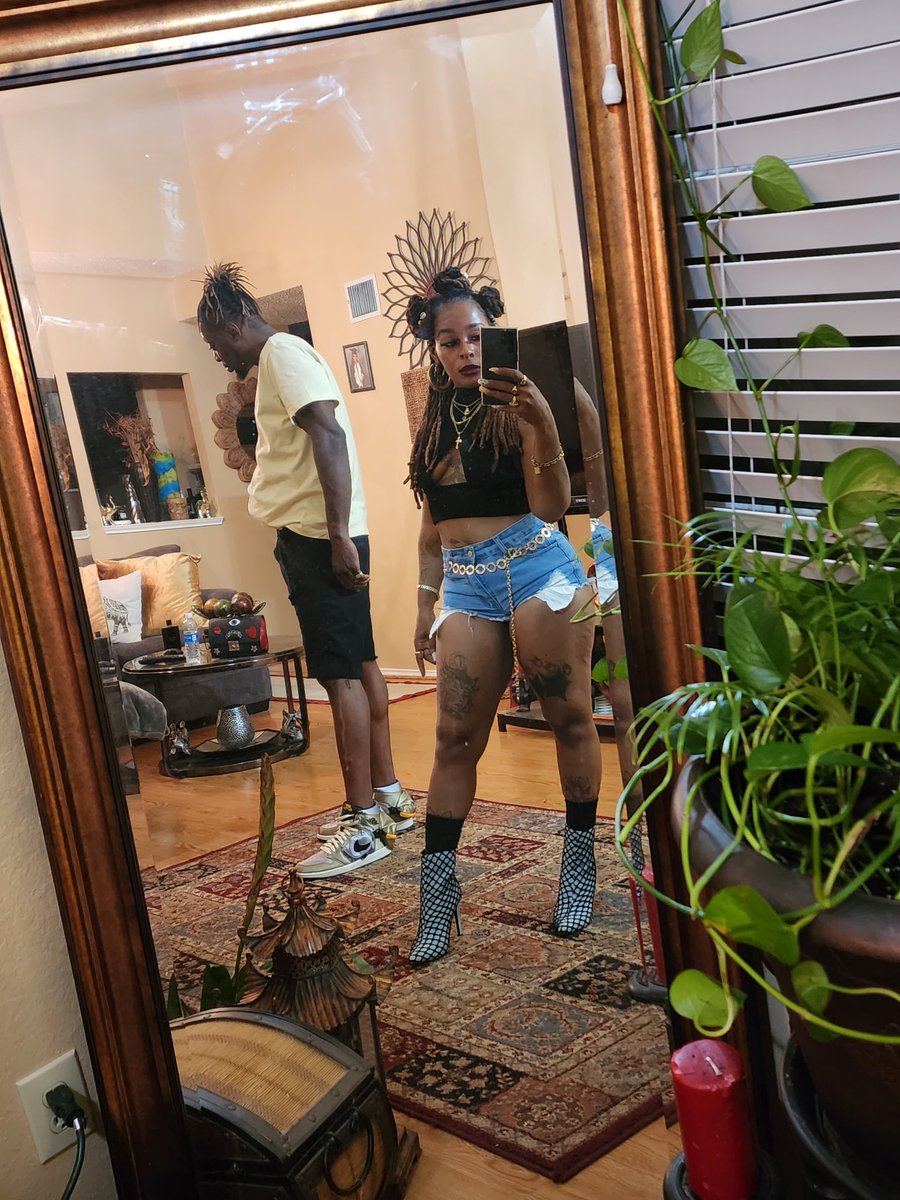 Exoticempress00's tweet photo. When I say I’m unforgettable I mean it #MothersDay #explorepage #sexy #locs https://t.co/OP6NjSWCaZ