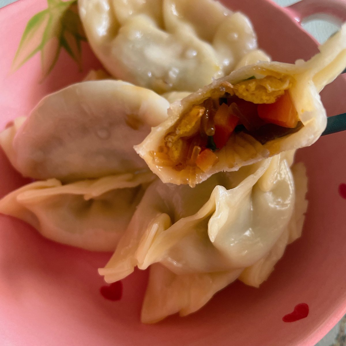 蒸来吃了，果然素馅饺子比肉的好吃100倍（对我来说）
还有炒面，豆瓣搁多了有点咸 https://t.co/UpBLenuy8G