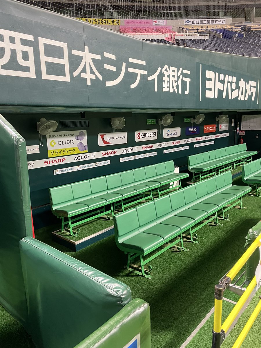 meiteikairo's tweet photo. ヤフドの人工芝は凄い！
穿ったら中かは土っぽいのが出て来る。転んでも痛くないし。すごい。
ついでにベンチ前も撮ってみた。 https://t.co/a8Lu2T9vWf