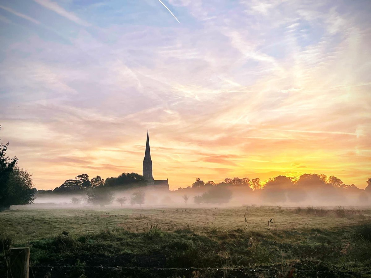 Nothing beats a misty morning in Salisbury☀️

📸 - Simon Peter Millard
#SalisburyCathedral #Salisbury #ExperienceSalisbury #VisitSalisbury