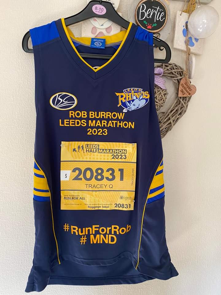 @KwoshDj @Quinn1Tracey @Waggataurus There she is !!! @MNDoddie5 @DoddieWeir5 @Rob7Burrow @RLBarrieMc10 @mndassoc #leedsmarathon #LeedsHalfMarathon Go Team Quinn #utb #rugbyleague #rhinos @leedsrhinos