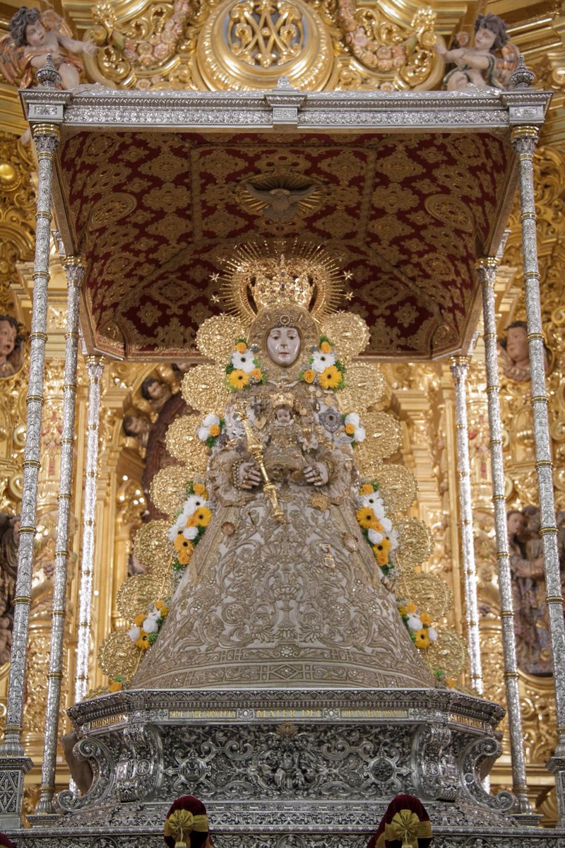 hdadmatrizrocio's tweet photo. 🔴 La Virgen del Rocío ya se encuentra entronizada en su paso para la celebración de #ElRocio23 

👉 La Patrona de Almonte y el Pastorcito visten el traje de las Hermandades, también conocido como "de los Apóstoles".

📲 https://t.co/H1ORM2TVv8 https://t.co/COI8zaLyyX