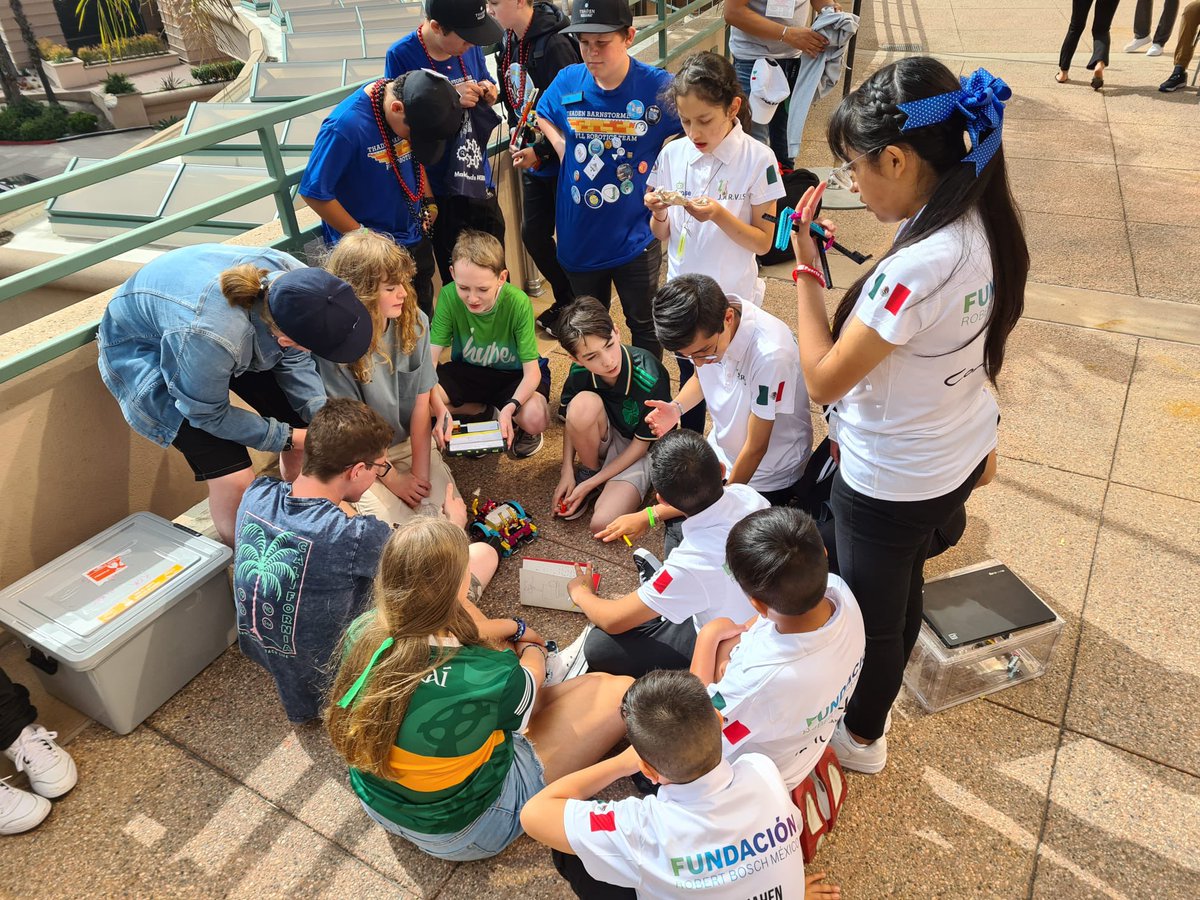 MmhMasterminds's tweet photo. Working with our new teammates, @Go_Indirase from Mexico and Barn Stormers from Arkansas. We are working together to complete the “on the spot” challenge. We are very excited for tomorrows game!! 🇲🇽 🇺🇸 🇮🇪 @MounthawkMercy @FLLUK #FIRSTinCA https://t.co/usUHuyCl3r