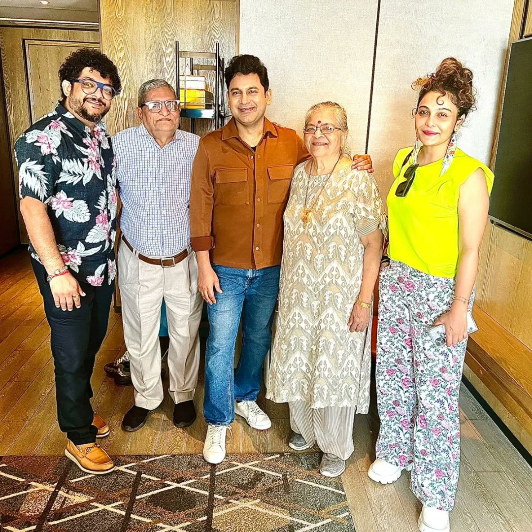 Special moments with mom dad Anshita and manojji, who taught all humans the value of their ma and matrubhumi.....
Wishing all A Happy Mother's Day
.
.
.
#mothersday
#hemalatadesai
#ajitdesai
#manojmuntashir
#anshitadesai
#alaukikdesai 
#sonandmom 
#love #care #emotions