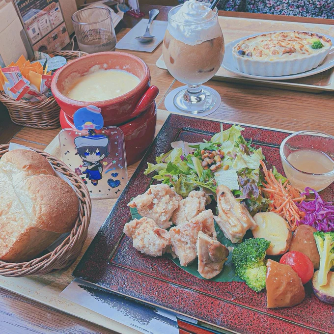 最高昼ごはん食べた 2枚目は人が頼んでたパンケーキ ちょっと貰った エグ美味しかった