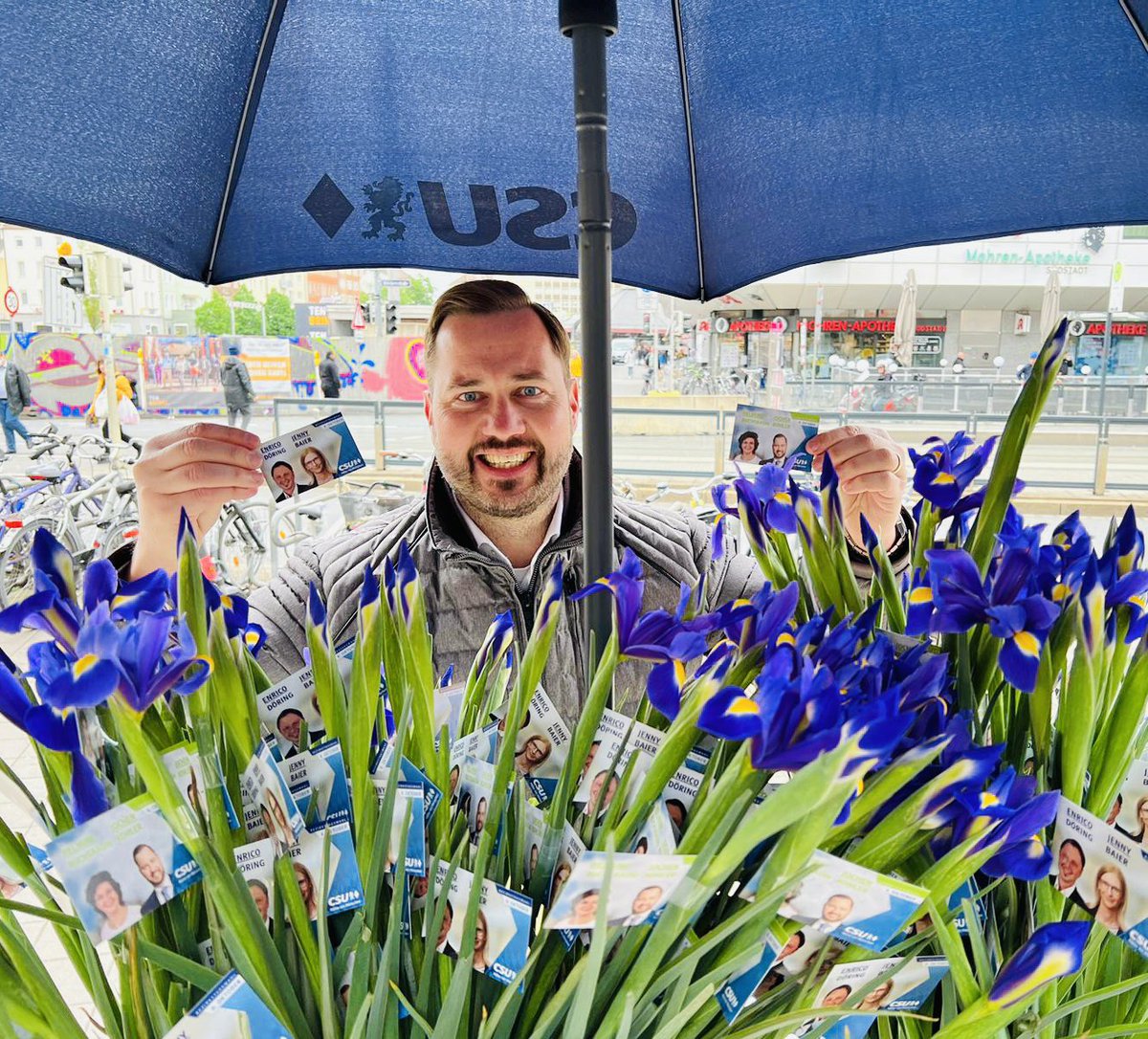 Heute ist #Muttertag und wir ehren alle #Mütter, denn Mütter sind immer für ihre #Kinder da! Und darum haben wir bereits gestern in #Nürnberg am #Aufseßplatz blaue Lilien verteilt. 🌸 #nuremberg #lilien #csu