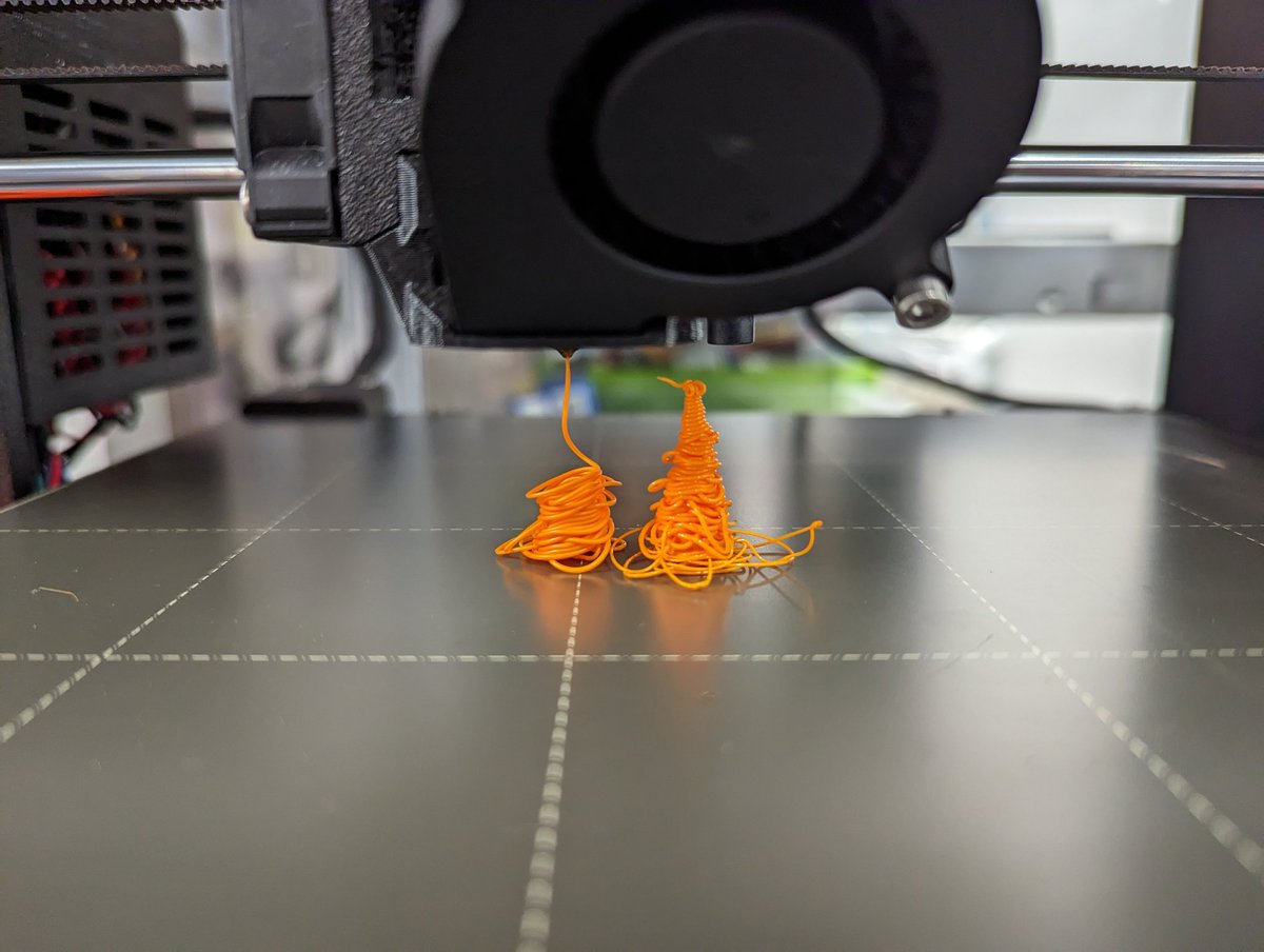 SchindlerTimo's tweet image. Der #3DDrucker wollte nicht mehr. Sieht so aus als ob Verunreinigungen in der düse waren. 

Hab jetzt einen #Kaltzug gemacht, das hat erstaunlich gut funktioniert und ist perfekt bei Prusa beschrieben: help.prusa3d.com/de/article/kal…