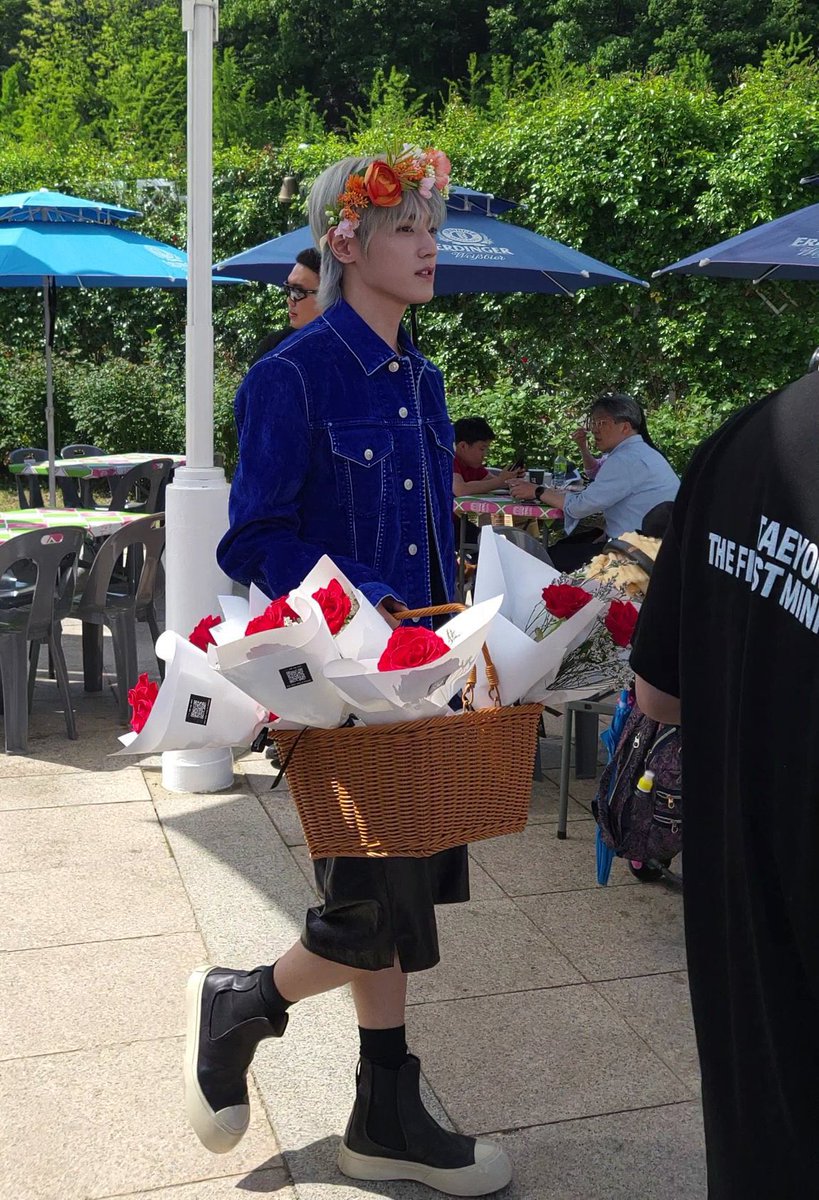 tyonggotme's tweet photo. แก แทยงมาโปรโมทโซโล่จริง ชุดเมเนก็เขียน Taeyong the first mini album หนูมาหาเสียงเหรอ555555 https://t.co/wPegxeiNUZ