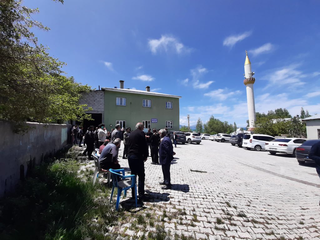 ProgIntl's tweet image. 🇹🇷 Live on election day from the town of Edremit: peaceful and calm voting is underway at a small community centre. As it gets more busy by the minute, it feels like a democratic celebration with families walking all together to vote.