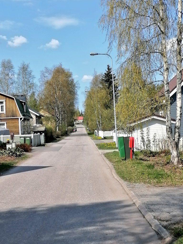 AlbertoBackmanX's tweet photo. 🚴‍♂️💦🌲🌳🏡 Lähdin aamulla 20km pyörälenkille. 🚴‍♂️💦☀️
Aurinko lämmitti mukavasti. +23 astetta.
Matkalla olisi ollut Mc Donalds, kiusaus oli suuri. 😁  Kahvi maistui kotona hyvältä. 👍 😋 ☕🍮 https://t.co/mpIqK9VyNY