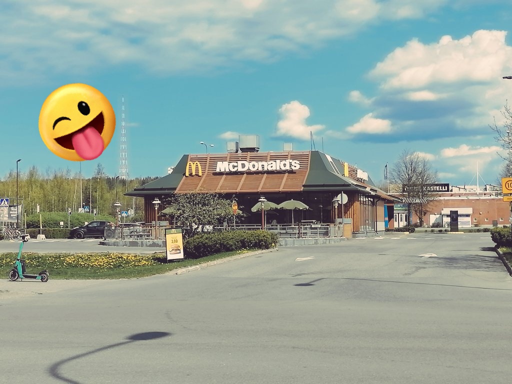 AlbertoBackmanX's tweet photo. 🚴‍♂️💦🌲🌳🏡 Lähdin aamulla 20km pyörälenkille. 🚴‍♂️💦☀️
Aurinko lämmitti mukavasti. +23 astetta.
Matkalla olisi ollut Mc Donalds, kiusaus oli suuri. 😁  Kahvi maistui kotona hyvältä. 👍 😋 ☕🍮 https://t.co/mpIqK9VyNY