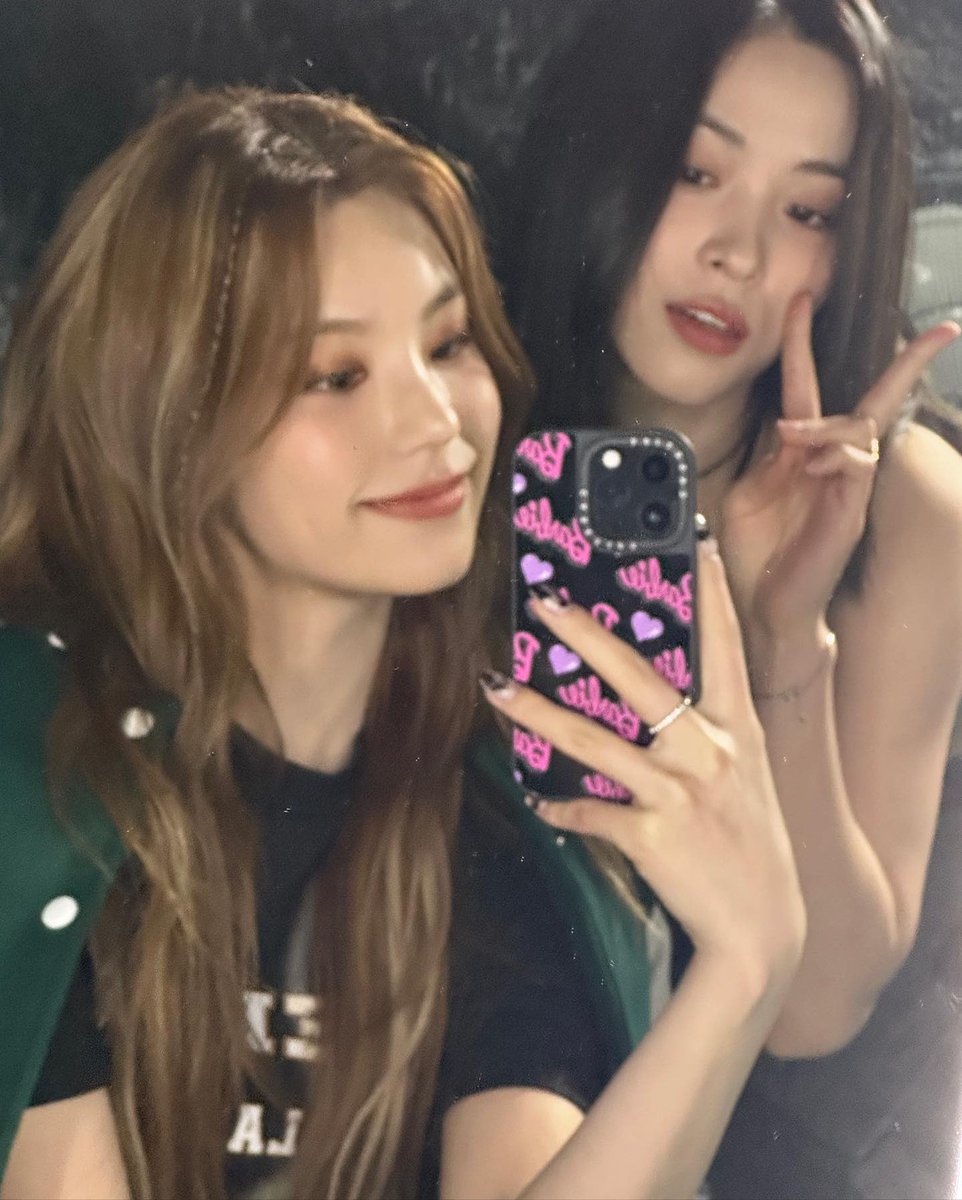 Rcyuijn's tweet photo. The mirror doesn’t lie! 🪞 it is an honest reflection of their true beauty. It captures every angle, every detail, every nuance of they being. It reveals a mesmerizing combination of visuals between pure loveliness and sophistication, a stunning embodiment of femininity and charm https://t.co/6gM3rDrez0