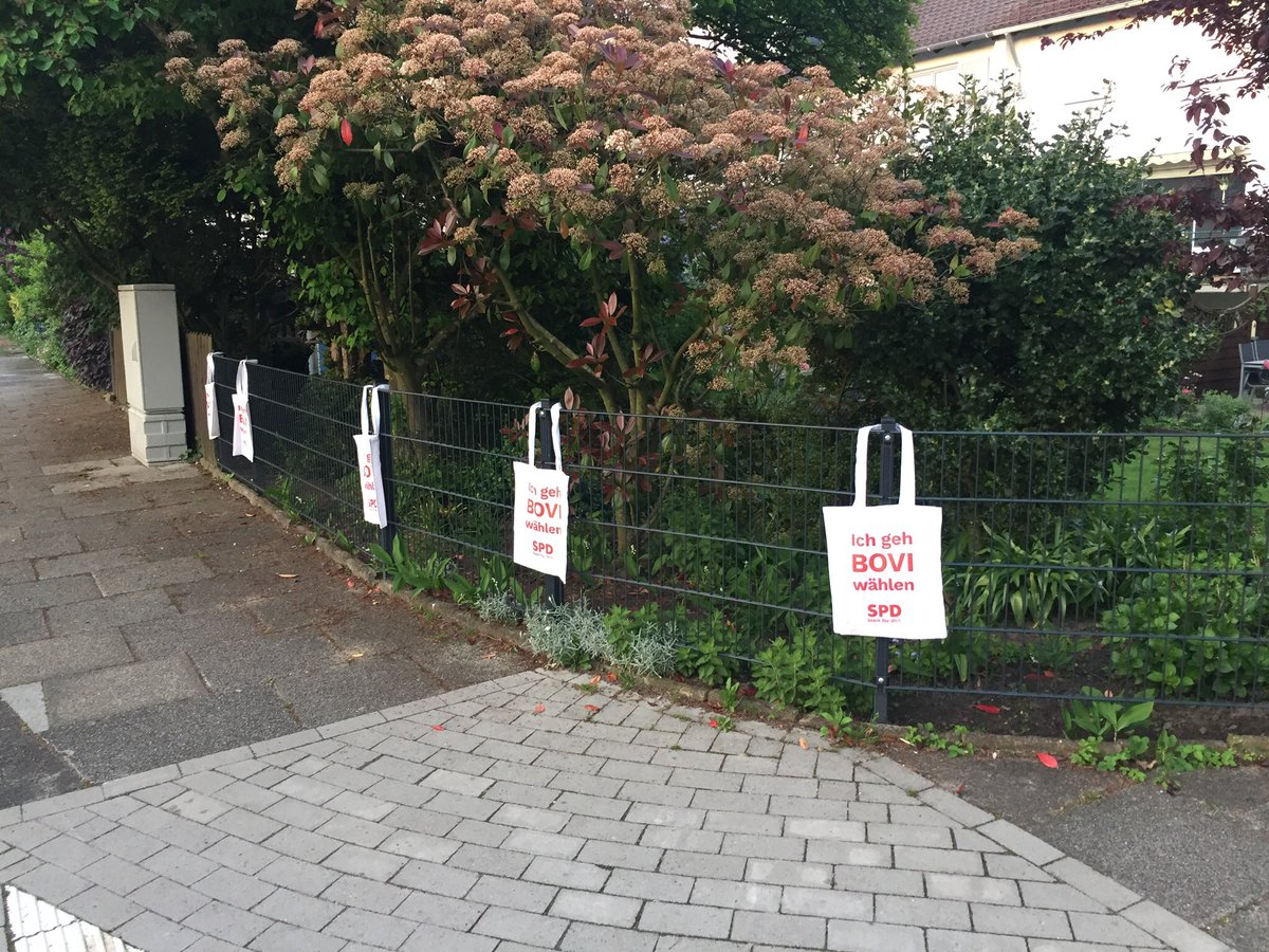 SteffiD's tweet photo. Wahlkampf bis zur letzten Minute. 😊 Meine Nachbarn haben mir erlaubt, an ihrem Zaun die schönen Bovi-Taschen aufzuhängen und da in 24 Stunden schon 12 Stück neue Besitzer:innen gefunden haben, hab ich heute Morgen noch mal nachgelegt. #starkfürdich #Bremen #Bremenwahl2023 https://t.co/onMFTTbS4X