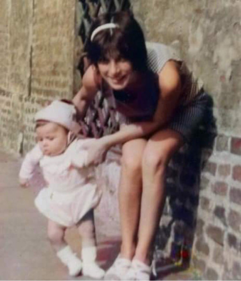 Auguri a tutte le mamme, anche a quelle che, per destino, non lo sono potute diventare, ma lo sono per indole.
Auguri anche alla mia mamma che ha fatto di me la donna che sono.

#FestaDellaMamma