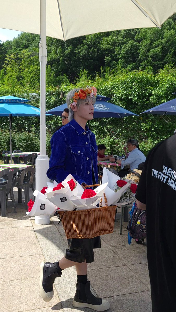 taeyong dijo en bbl que hoy es el día de la rosa y quería regalarle rosas a todos, así que salió a regalar rosas a la gente 😭