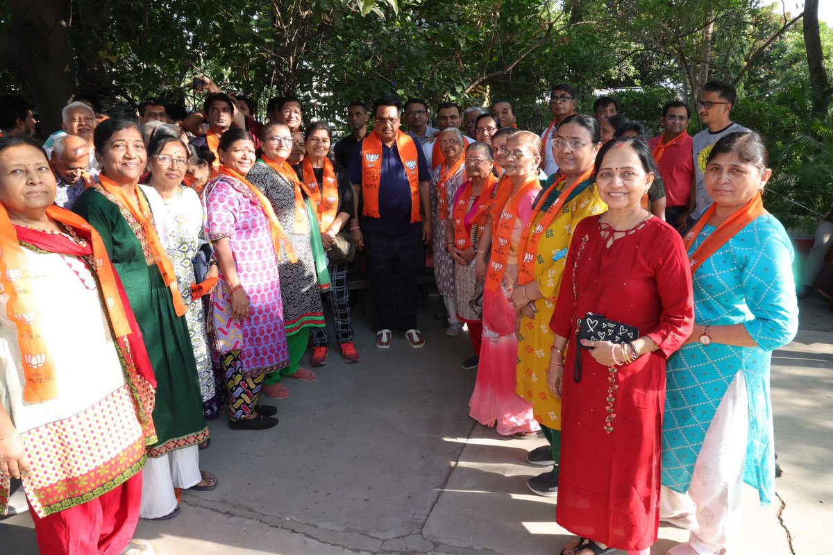 “બુથ મતદાતા સંપર્ક અભિયાન” અંતર્ગત આજે સુરત મહાનગરનાં વોર્ડ નંબર 20નાં મતદાતાશ્રીઓ-કાર્યકર્તાશ્રીઓ સાથે શુભેચ્છા મુલાકાત કરી. સૌ સાથે સમય પસાર કરી સંવાદ સાધવાનો અનેરો આનંદ પ્રાપ્ત થયો.