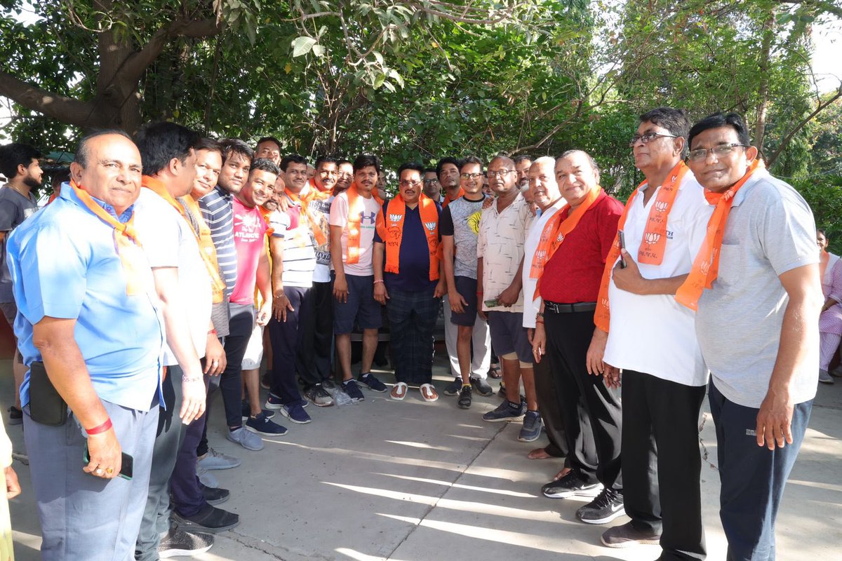 CRPaatil's tweet photo. “બુથ મતદાતા સંપર્ક અભિયાન” અંતર્ગત આજે સુરત મહાનગરનાં વોર્ડ નંબર 20નાં મતદાતાશ્રીઓ-કાર્યકર્તાશ્રીઓ સાથે શુભેચ્છા મુલાકાત કરી. સૌ સાથે સમય પસાર કરી સંવાદ સાધવાનો અનેરો આનંદ પ્રાપ્ત થયો. https://t.co/FPgH4SGeiG