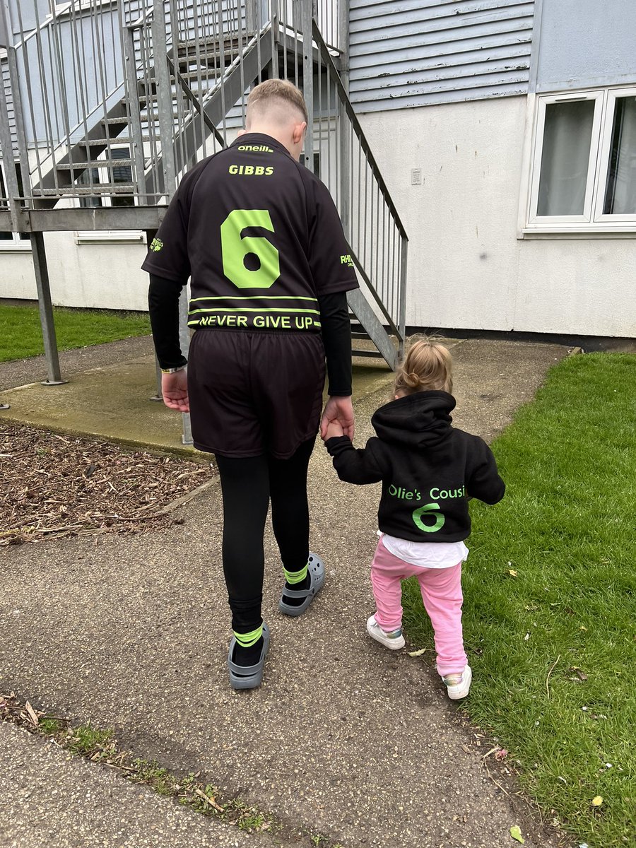 Supporting her big cousin this weekend at @RhinosChallenge  #hulldockers #369 #favoritenumber6 #cousinlove #besties 💚🖤