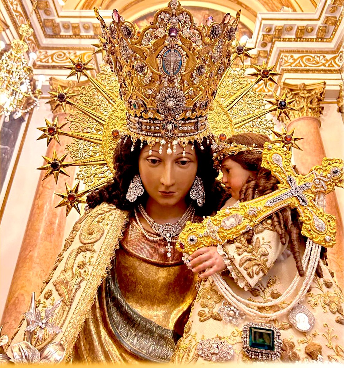 QuieroserMD's tweet photo. El 13 de Mayo la Virgen María bajó de los cielos🎶🎶 y también pasará a la historia que paseó por toda Valencia en el Centenario de su Coronación 👑 https://t.co/0XiHp9T5dO