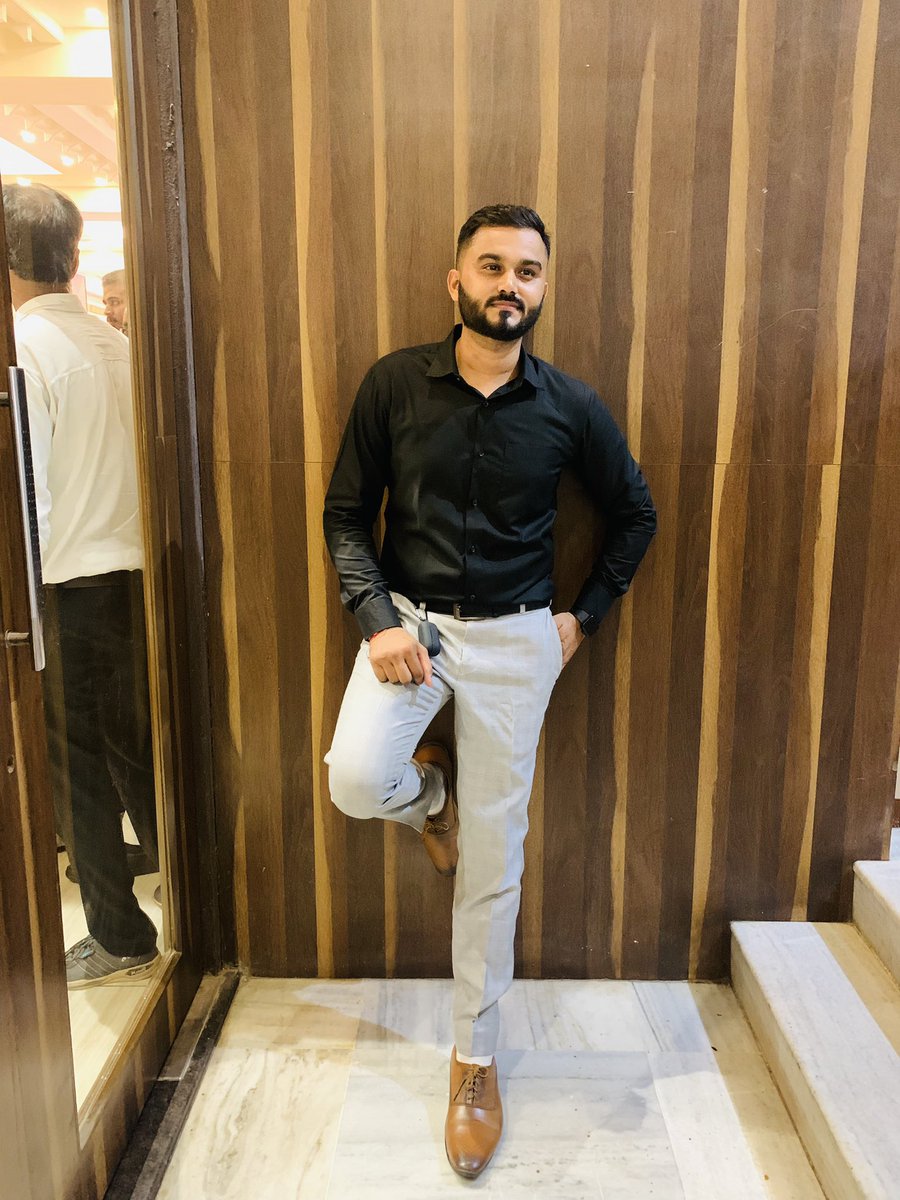Neheart_shael's tweet photo. 🖤
#black #formal #style #Twitter #fashionblogger #fashionable #fashiongram #fashionstyle https://t.co/7deQ3rxys4