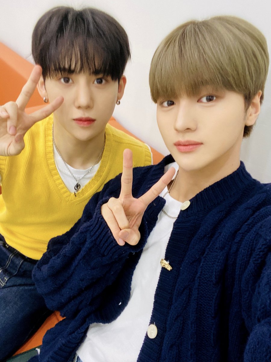 DRIPPIN's tweet photo. [📺] #DRP_ON

잠시 후 6:05 PM MBC #복면가왕
#황윤성 #차준호 가 출연합니다.

판정단으로 변신한 잘옆잘즈 🔍🕵
본방사수 해주세요 드리밍 💛💙

#DRIPPIN #드리핀
#SEVEN_SINS https://t.co/5JRRpjzBsJ