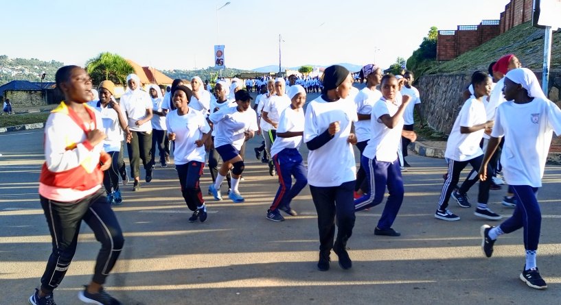Muhangadis's tweet photo. Muri iki gitondo mu Mujyi wa #Muhanga,Vice Mayor @Gilmugabo n'abandi Bayobozi mu Nzego zinyuranye bifatanyije n'abaturage  muri Siporo rusange #CarFreeDay, aho baturutse mu bice bitandukanye by'Umujyi n'inkengero zawo bakora siporo yo kwiruka berekeza kuri #Stade... https://t.co/jQ1ZoKpRQo