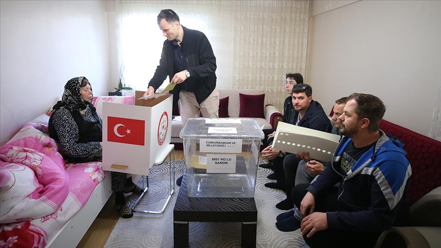 anadoluajansi's tweet photo. 🗳 Kırklareli'nde hastalığı ya da engeli nedeniyle sandık başına gidemeyen seçmenler, "seyyar sandık" uygulamasından faydalanarak oylarını kullanıyor https://t.co/4A42mMgTa7 https://t.co/srPwMBiSrs