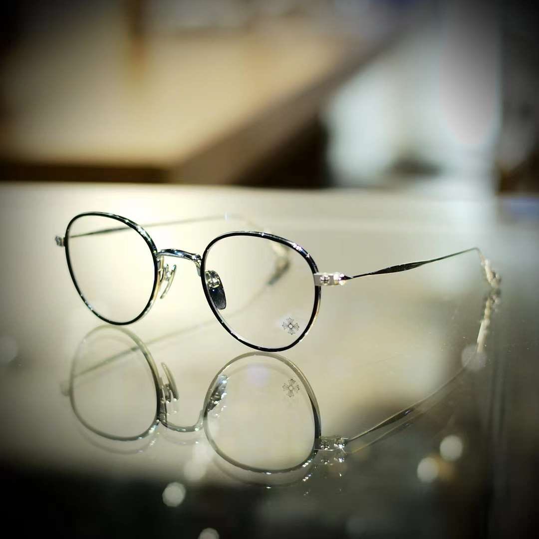 ReddotOpticAndy's tweet photo. 【 + Chrome Hearts + 】

++ Bone Prone IV ++ BK/SS 再度返貨

https://t.co/U5oZ3u2MT1

紅點光學 Reddot Optic 

上環店：信德中心商場 2/F shop250  
電話：25476388

銅鑼灣店：軒尼詩 道500號希慎廣場4樓418-419號鋪 whatsapp : 67365452

旺角店：洗衣街88號碧薈地下A舖 whatsapp :55457267 https://t.co/Vo1SGHx3DG