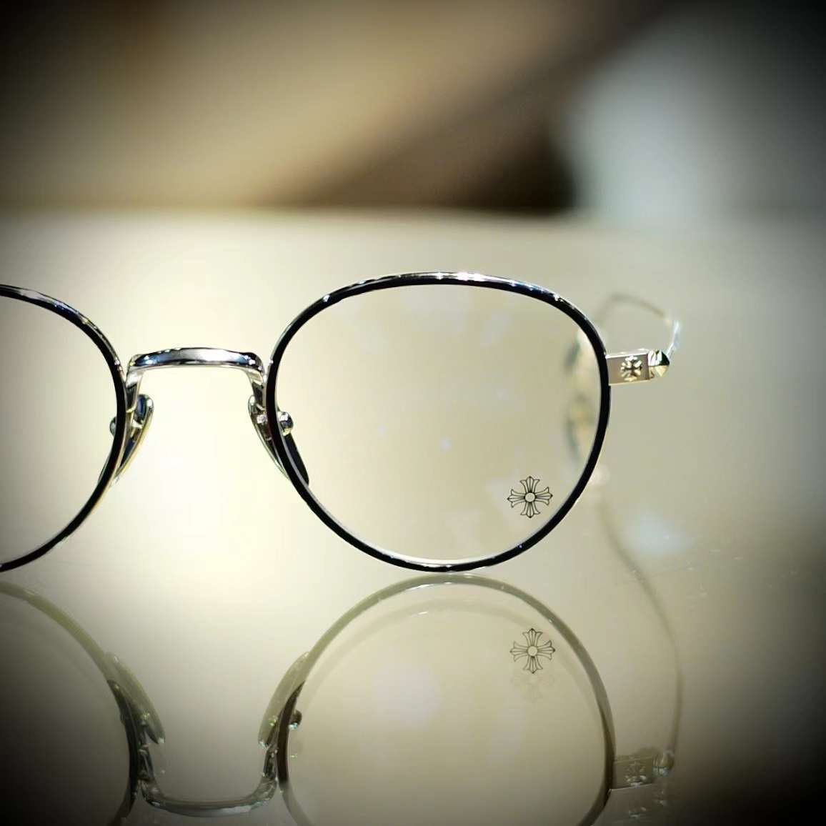 ReddotOpticAndy's tweet photo. 【 + Chrome Hearts + 】

++ Bone Prone IV ++ BK/SS 再度返貨

https://t.co/U5oZ3u2MT1

紅點光學 Reddot Optic 

上環店：信德中心商場 2/F shop250  
電話：25476388

銅鑼灣店：軒尼詩 道500號希慎廣場4樓418-419號鋪 whatsapp : 67365452

旺角店：洗衣街88號碧薈地下A舖 whatsapp :55457267 https://t.co/Vo1SGHx3DG