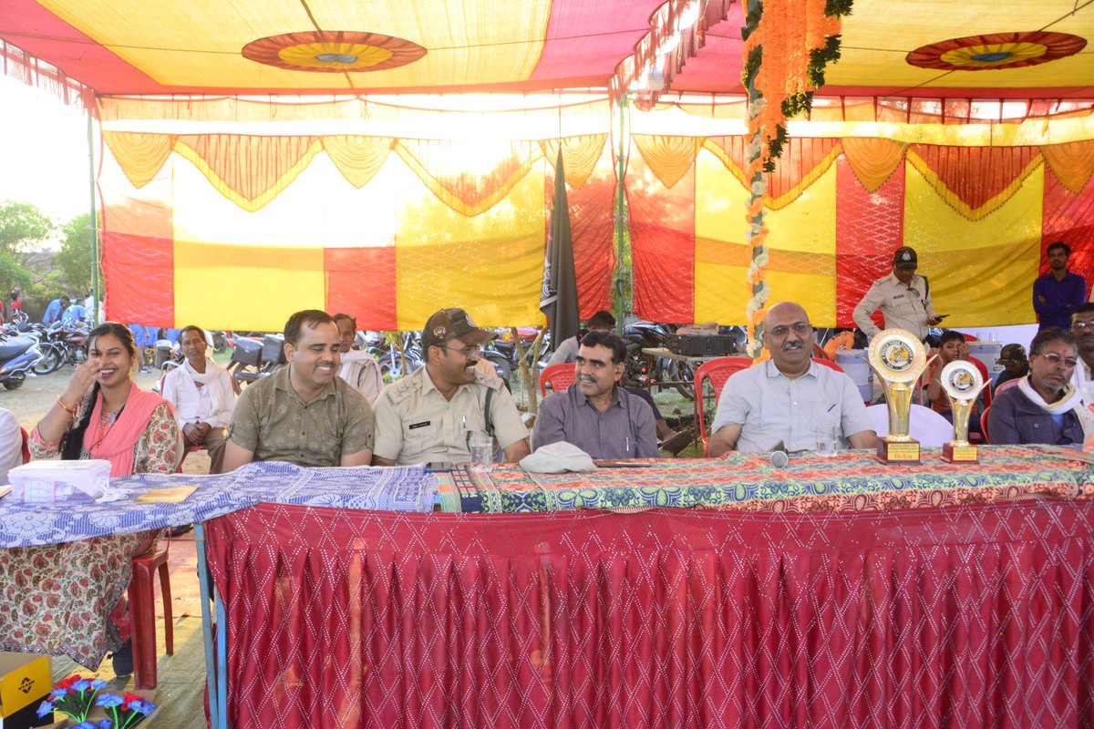 PenchMP's tweet image. .. पोस्टर और खेल कोमंट्री के बीच में मिशन लाइफ के उद्देश के प्रति जागरूकता संदेश भी दिया गया. इस कार्यक्रम में बफर क्षेत्र के जनप्रतिनिधियों तथा ग्रामीणों ने भाग लिया और उन्हें मिशन लाइफ के बारे में अवगत करा कर शपथ भी दिलाई गई .. 2/2
@moefcc
@minforestmp
#proplanet
#MissionLiFE