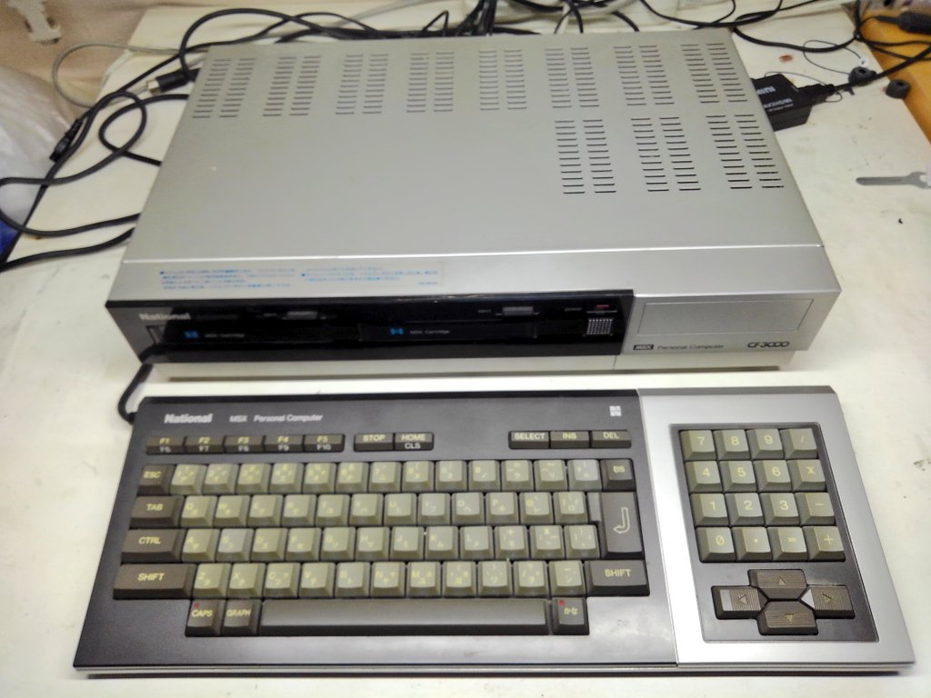 toshitada1973's tweet photo. セパレート型のMSX、CF-3000です。カートリッジスロットが横に並ぶのが迫力! キーボードがすごく重いのです。 #CF3000 #MSX https://t.co/ox5HQdHmfe