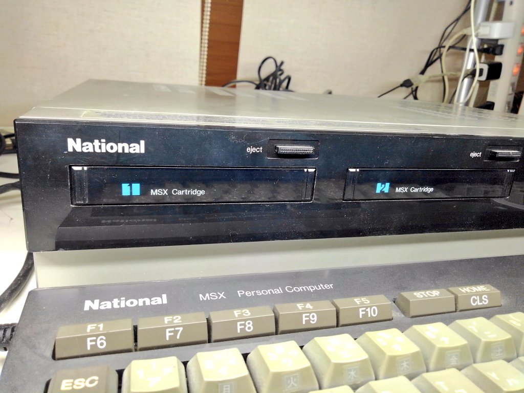 toshitada1973's tweet photo. セパレート型のMSX、CF-3000です。カートリッジスロットが横に並ぶのが迫力! キーボードがすごく重いのです。 #CF3000 #MSX https://t.co/ox5HQdHmfe