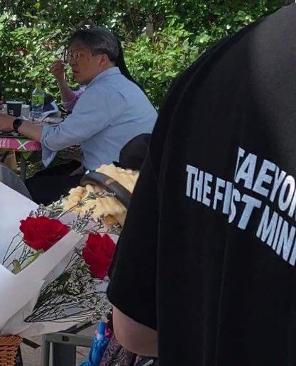 en las rosas que taeyong regalaba el papel decía "estén atentos a la media noche" las remeras del staff decían "taeyong the first mini album" y el micrófono "shalala" AAAAA también debe hablar filmando contenido y un spoiler 😭