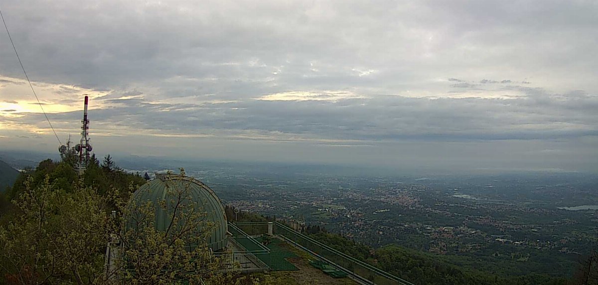 astrogeo_va's tweet photo. Meteo di oggi: cieli spesso molto nuvolosi salvo schiarite irregolari. A tratti qualche rovescio o temporale, più probabile sui rilievi e all’est. In serata via via asciutto ovunque. https://t.co/uywa2kTnuZ